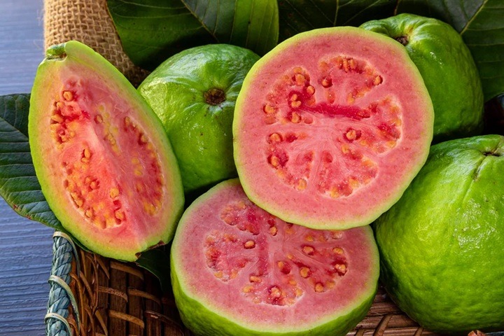 Comer goiaba prende ou solta o intestino? Nutricionistas explicam