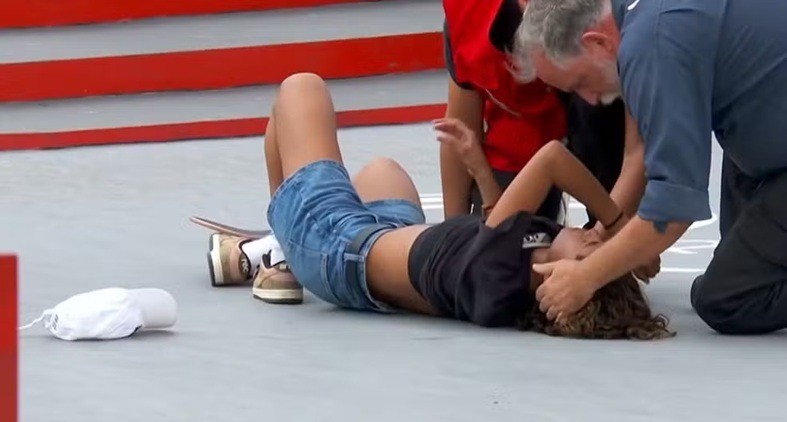 VÍDEO: Rayssa Leal leva queda grave, fica fora do pódio no Mundial de skate e vai para hospital