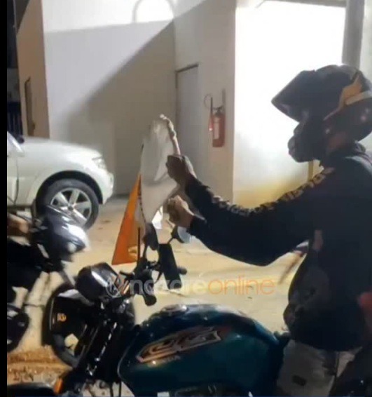 VÍDEO: Motoboys fazem protesto após agressão a entregador em frente a restaurante em Natal