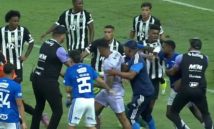Final do Campeonato Mineiro termina em briga generalizada entre Cruzeiro e Atlético-MG; ASSISTA