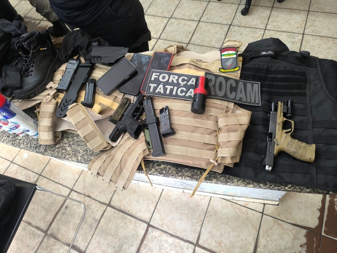 Operação policial apreende armas, granada artesanal e material tático em Mossoró