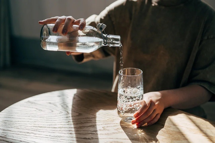 Beber água em jejum: o que o hábito pode fazer com o seu corpo