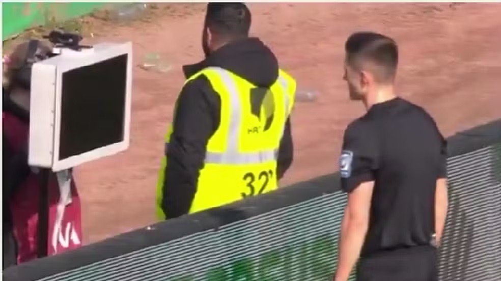 [VÍDEO] Torcedor mascarado sabota VAR em partida de futebol