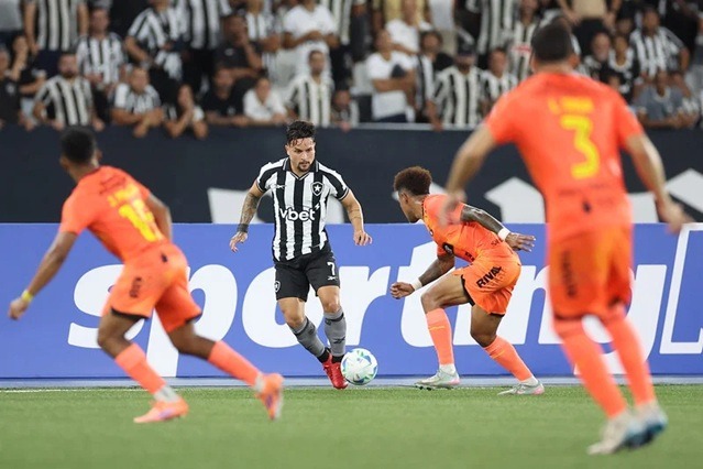 Botafogo cai para o Barcelona e fica fora da Libertadores; veja lances da partida