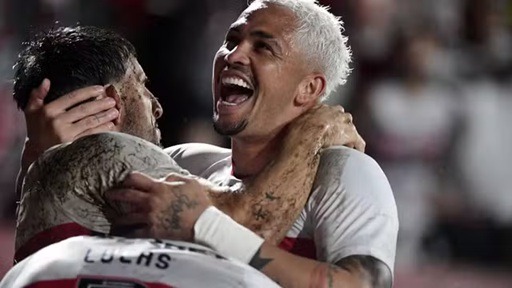 São Paulo vence a Chapecoense e assume a liderança, Vasco vira contra Palmeiras; veja classificação do Brasileirão
