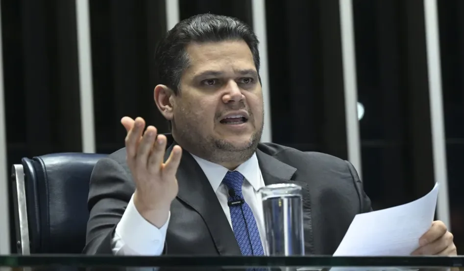 Alcolumbre enviou ofício a si mesmo para liberar emenda de R$ 30 milhões a empresa de suplente