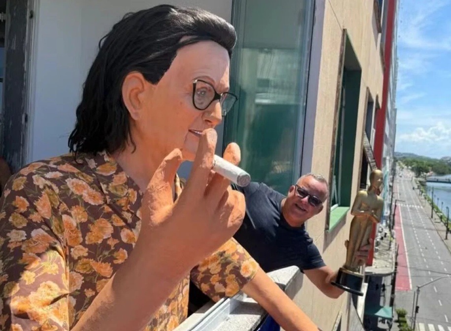 Atriz potiguar Tânia Maria, de O Agente Secreto, ganha boneco gigante em Pernambuco