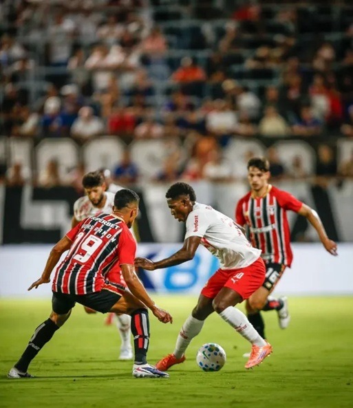 São Paulo vira e segue na liderança; Fluminense e Palmeiras vencem; veja resultados e classificação do Brasileirão