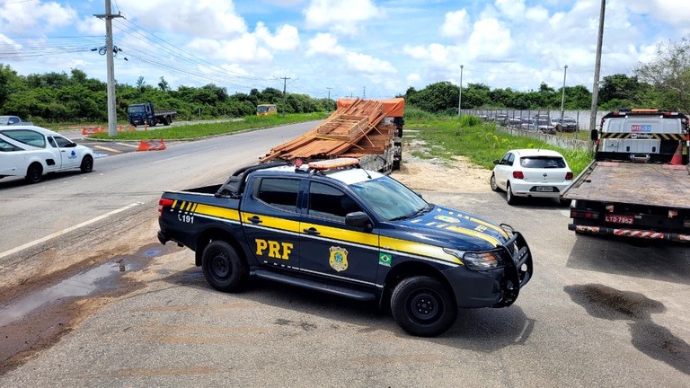 PRF apreende carga ilegal de madeira na Grande Natal
