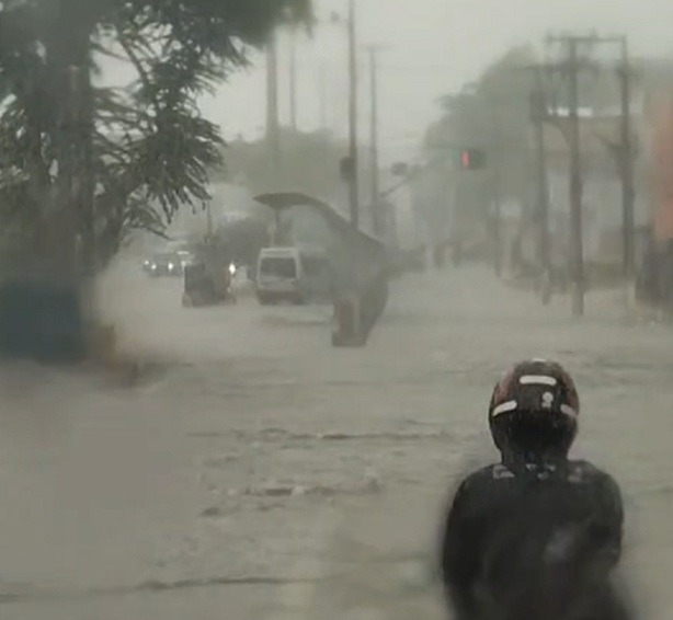 Manhã com chuva e alagamentos em Natal; confira pontos divulgados pela STTU