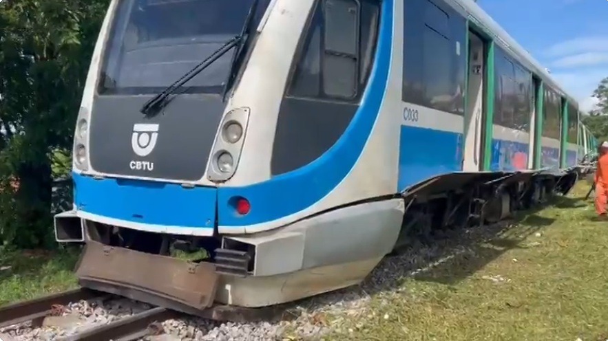 Trem descarrilha após chuva arrastar areia para cima de trilhos em Natal; veja imagens
