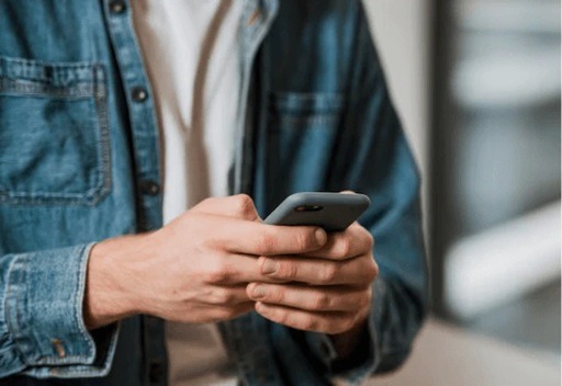 Uso excessivo de celular pode aumentar risco de trombose, alerta cirurgião vascular