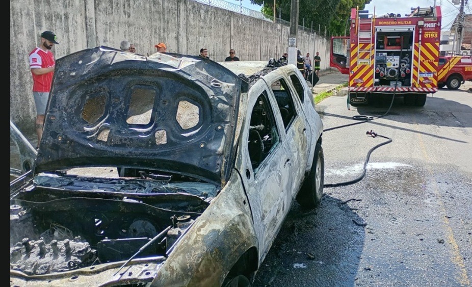 Mais um carro é destruído por incêndio em Natal; já são quatro casos na semana