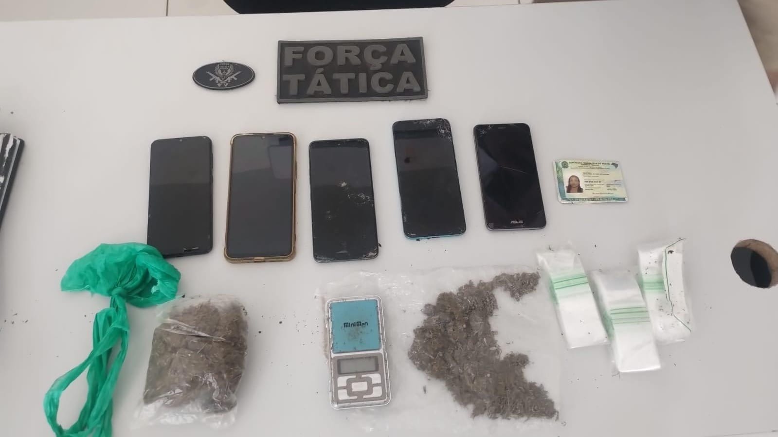 PM prende três suspeitos de tráfico de drogas e impede execução de "tribunal do crime" na Grande Natal