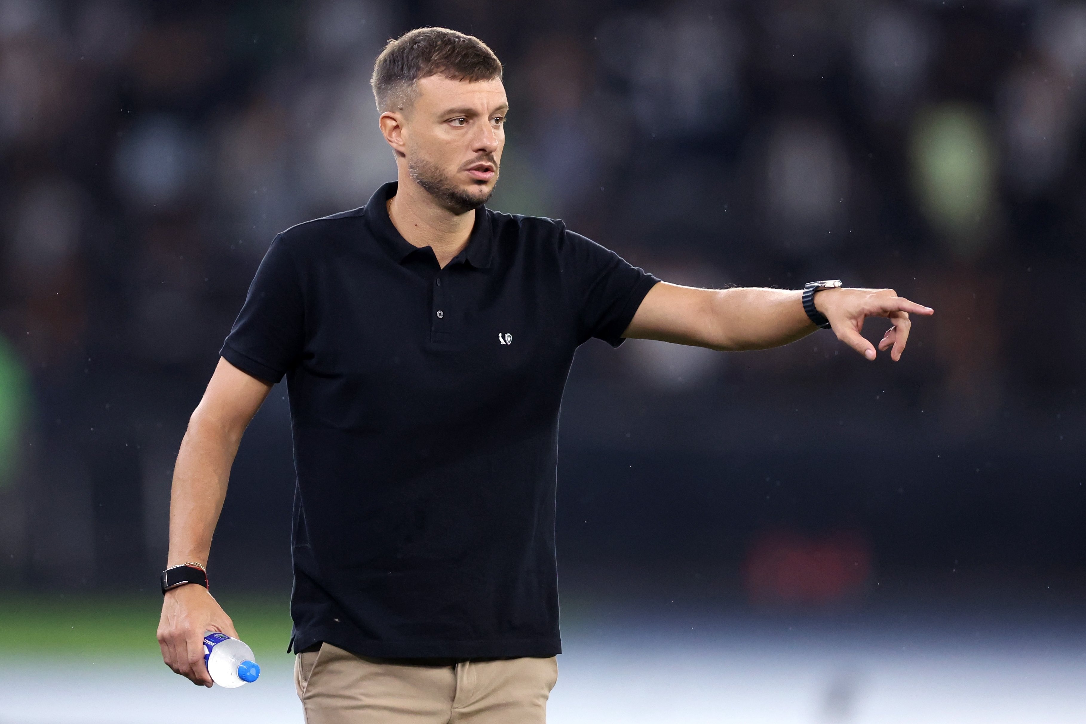 Botafogo anuncia demissão de treinador após vitória no Brasileirão