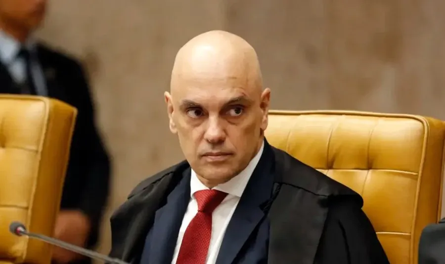 Moraes pede parecer da PGR sobre prisão domiciliar de Bolsonaro