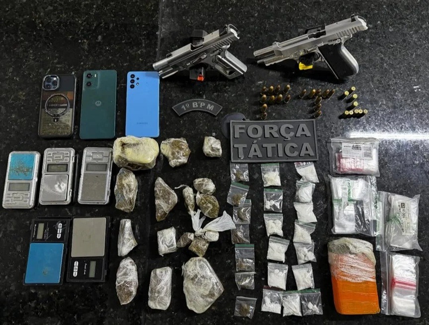 Polícia troca tiros com suspeitos em Mãe Luiza e apreende armas, drogas e moto roubada em Natal