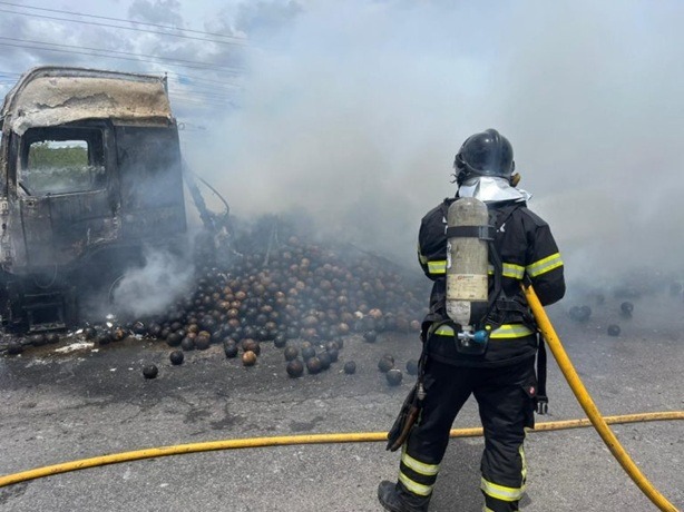 Carreta pega fogo na BR-101 em Macaíba