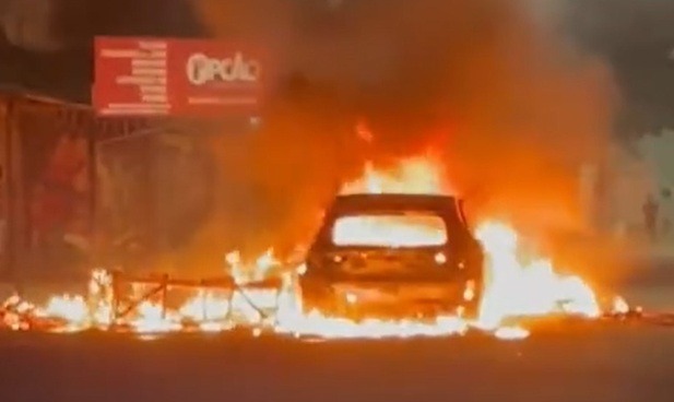 VÍDEO: ônibus e carros são incendiados em Ponta Negra após confronto de criminosos com PM