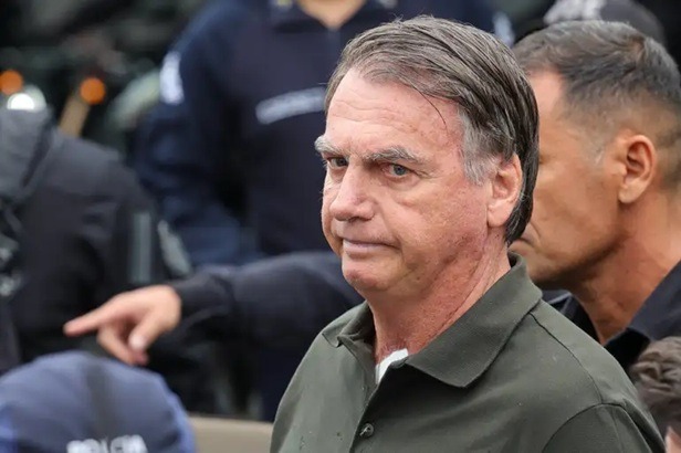 Bolsonaro recebe alta de hospital e chega em casa para prisão domiciliar