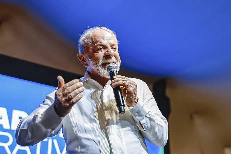 Lula ironiza Bolsonaro durante evento e diz que ex-presidente “está no desmanche”