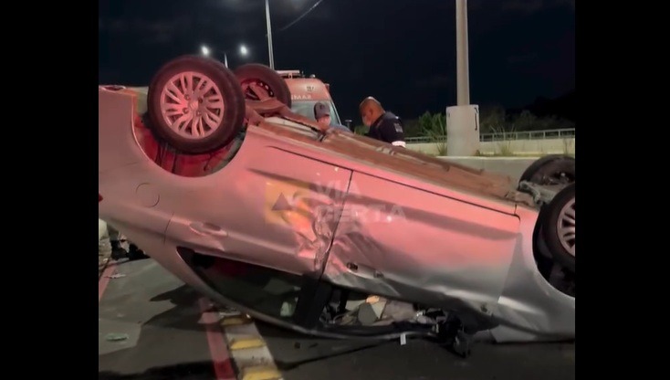 VÍDEO: Motorista cochila, perde controle e capota carro na Ponte de Igapó