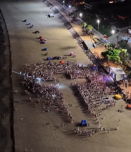 VÍDEO: Fiéis tomam Ponta Negra em Via Sacra emocionante