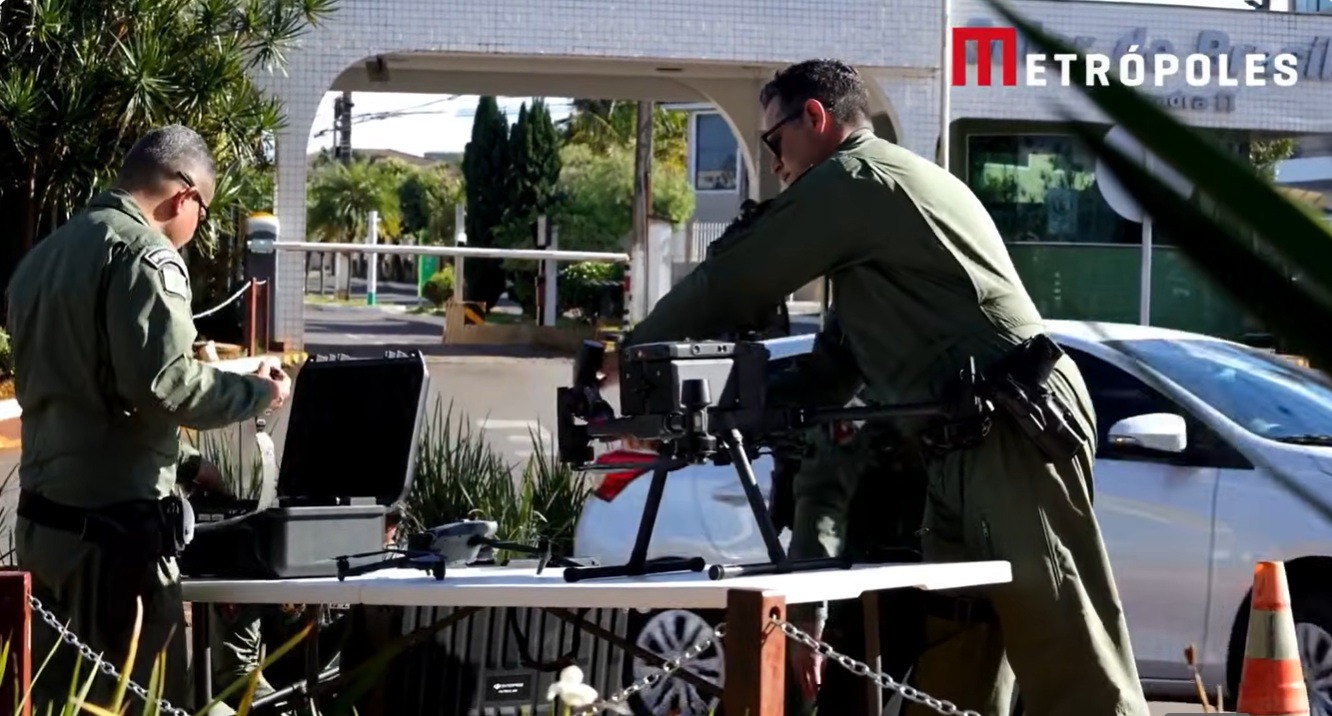 VÍDEO: PM do Distrito Federal intensifica monitoramento na casa de Bolsonaro com tecnologia anti-drone