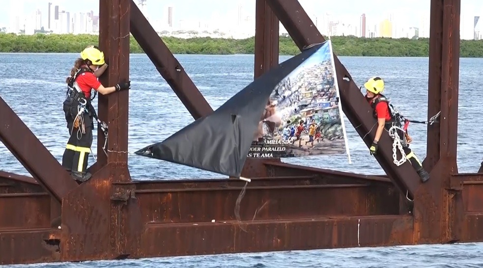 Faixa de facção é retirada de estrutura antiga da Ponte de Igapó