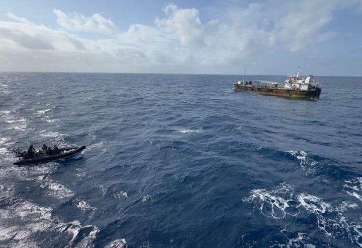 Marinha do Brasil realiza resgate de navio africano à deriva há quase dois meses