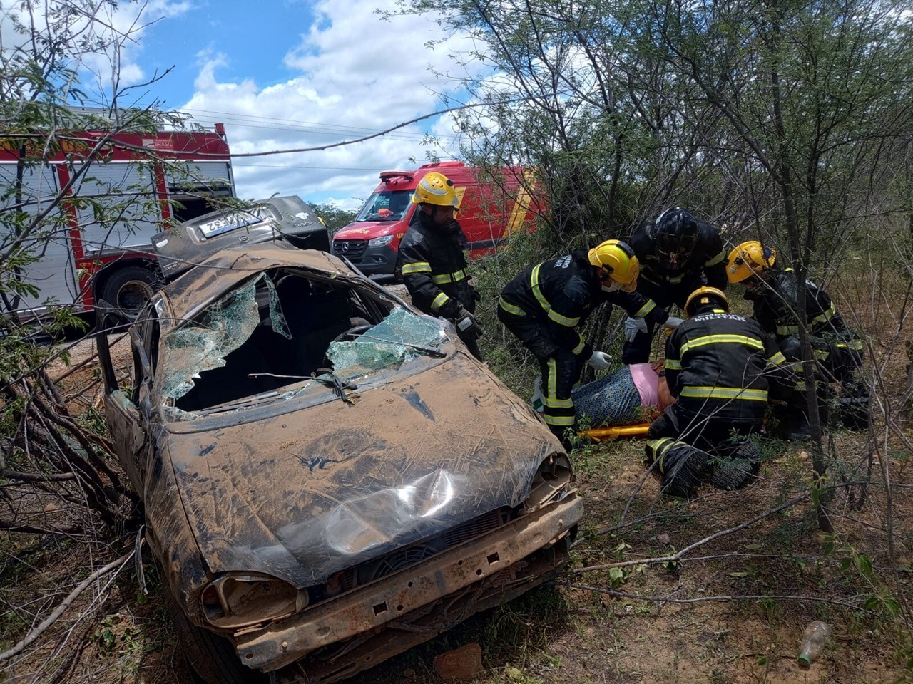 Bombeiros socorrem duas vítimas após grave acidente na RN-041, no interior do RN