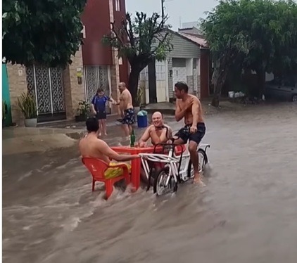 VÍDEO: homem transforma chuva em bar improvisado no RN e viraliza; ASSISTA