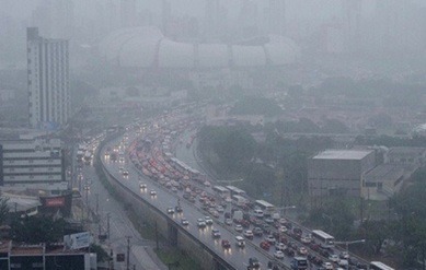 Chuvas provocam acúmulo de água em vias de Natal; confira trechos
