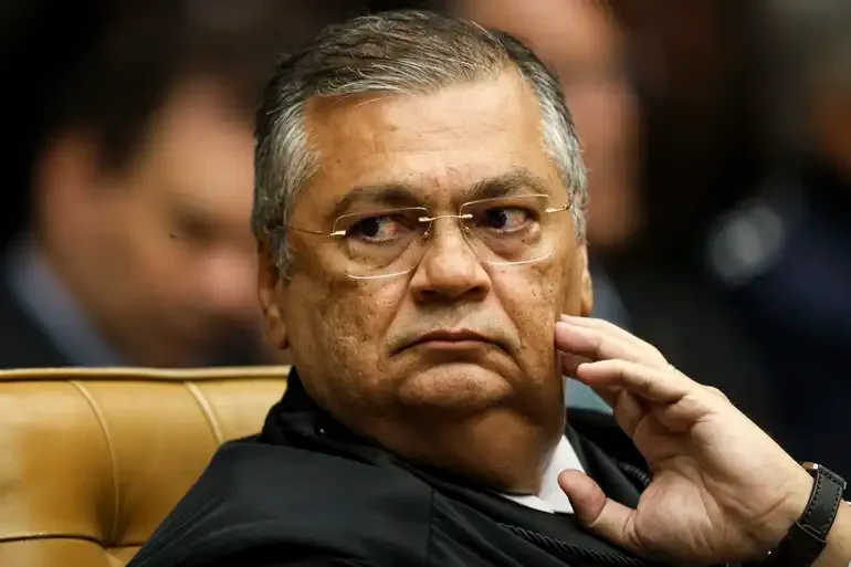 Laudo atesta que Dino votou em ação dele mesmo contra ex-senador