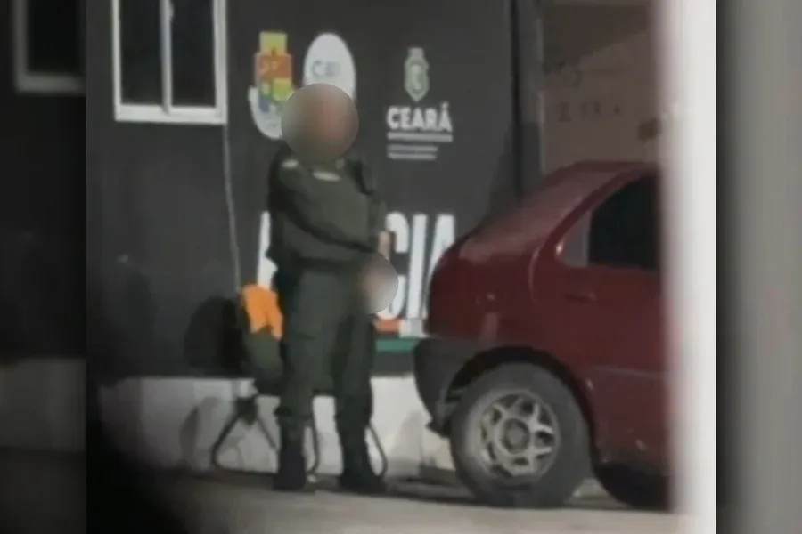 VÍDEO: PM é flagrado se masturbando em frente à base policial: “Safadeza”