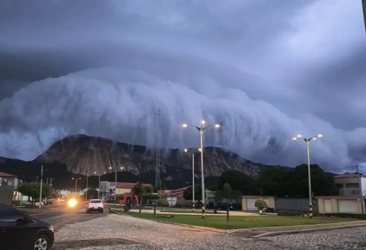 VÍDEO: Fenômeno meteorológico forma “paredão” de nuvens sobre serra em Patu