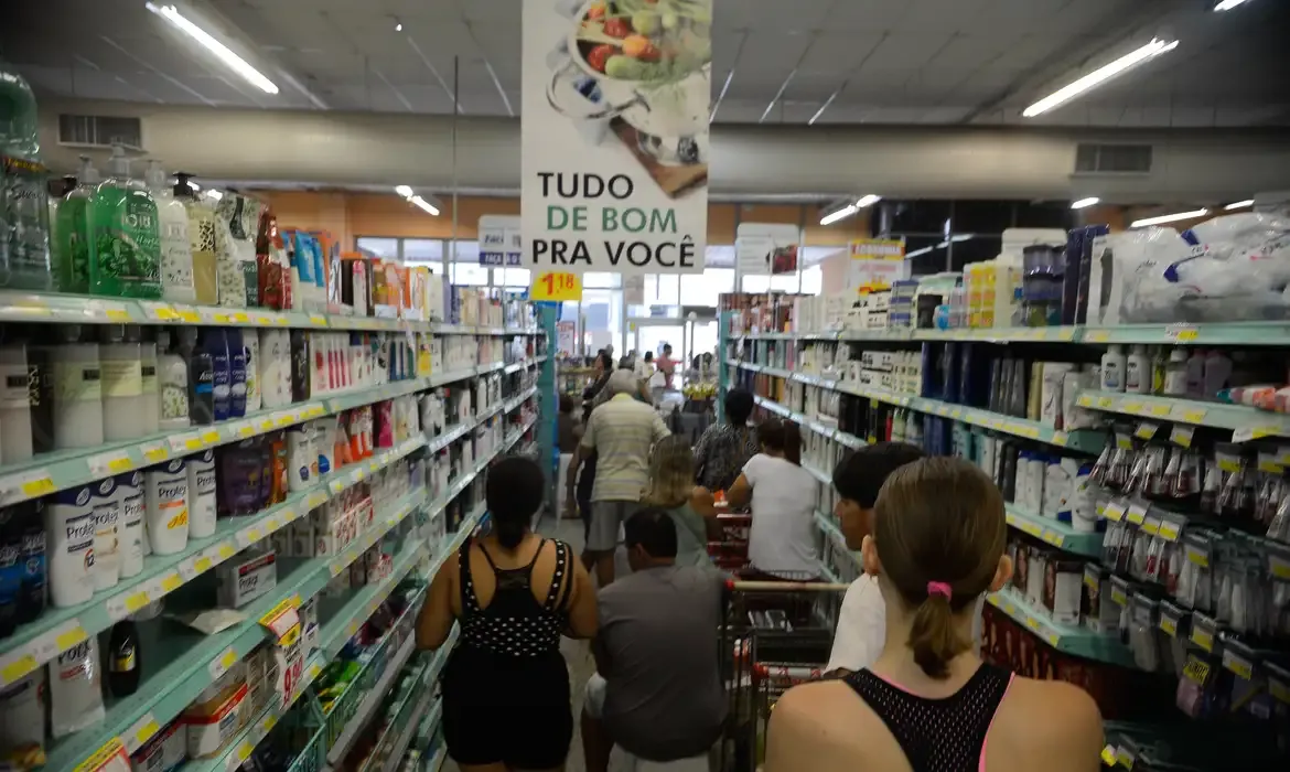 Redução da jornada de trabalho pode cortar R$ 76 bilhões do PIB, aponta estudo da CNI