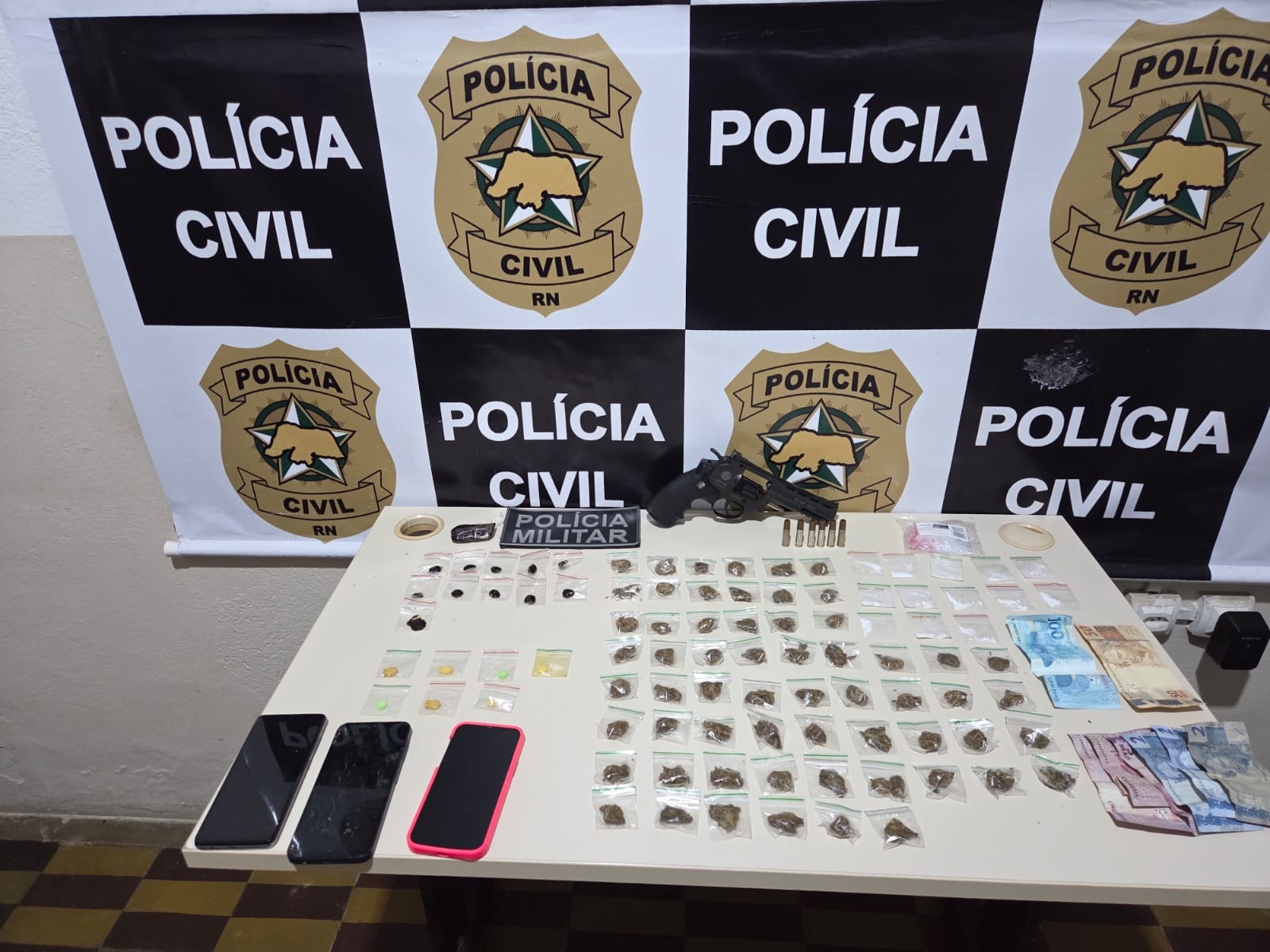 Operação prende dois suspeitos e apreende adolescente por tráfico de drogas em Tibau do Sul