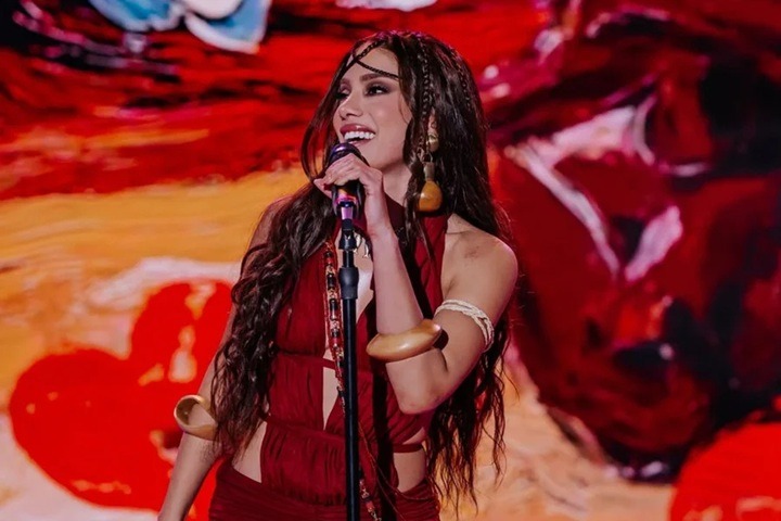 Anitta se irrita com fã após pergunta e dispara: “Você é burro?”