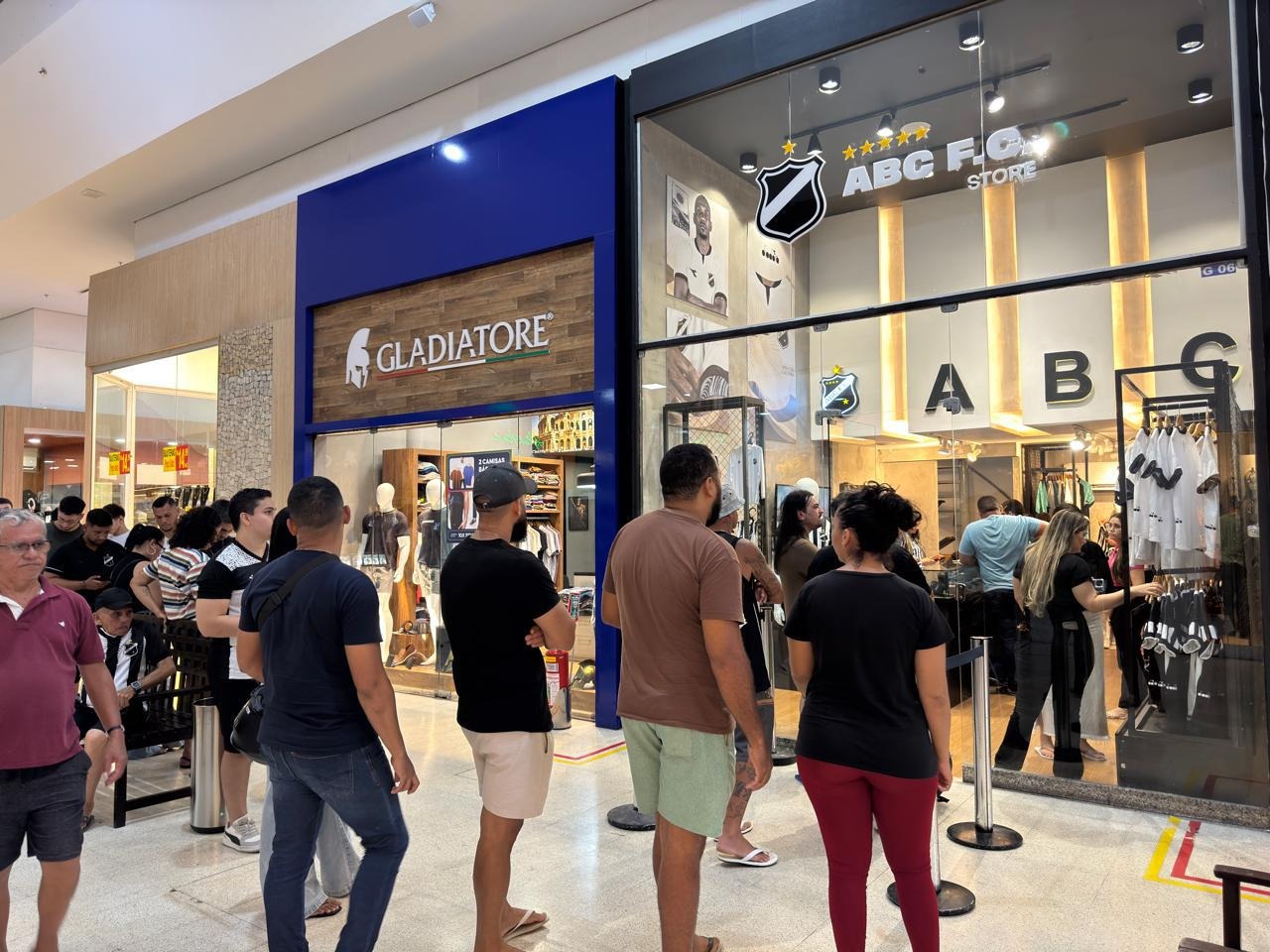 ABC inaugura nova loja no Praia Shopping com presença da torcida 