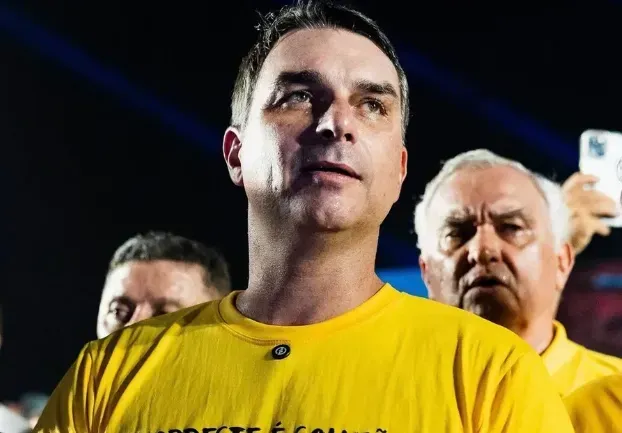 Flávio Bolsonaro defende impeachment de ministros do STF e critica carga tributária em evento