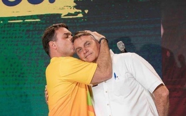 Flávio diz que Bolsonaro e todos os "perseguidos" subirão com ele a rampa do Planalto