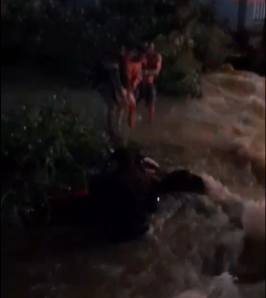 VÍDEO: Motoqueiro é arrastado por correnteza e salvo por moradores em Caicó