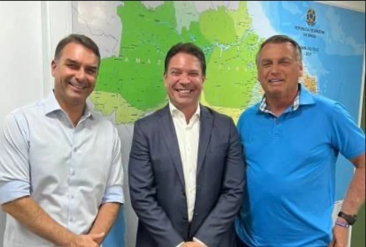 Flávio Bolsonaro se manifesta sobre prisão de Ramagem pelo ICE nos EUA