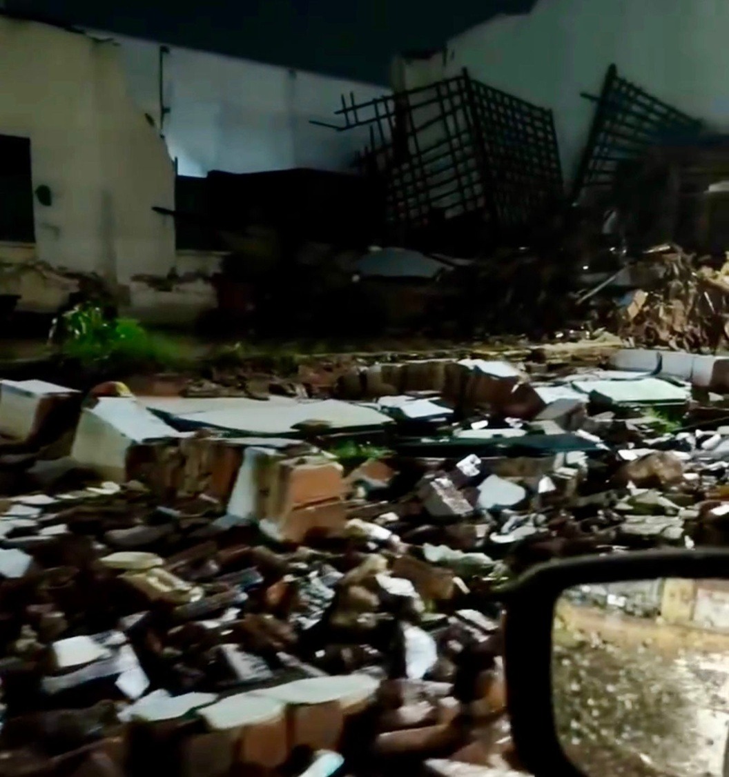 VÍDEO: Chuva forte provoca alagamentos e causa desabamento de prédio no centro de Assú