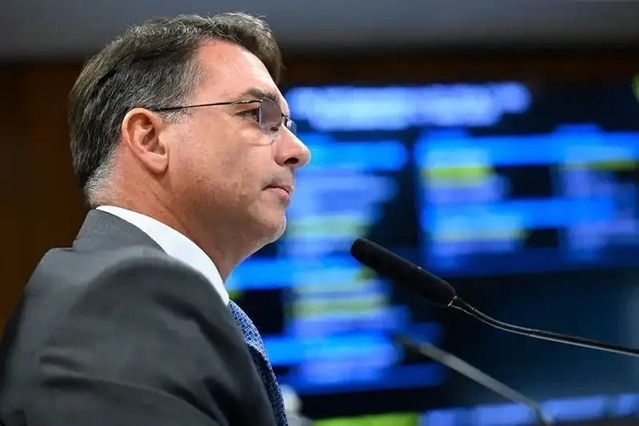 Moraes manda PF abrir inquérito contra Flávio por suposta calúnia a Lula