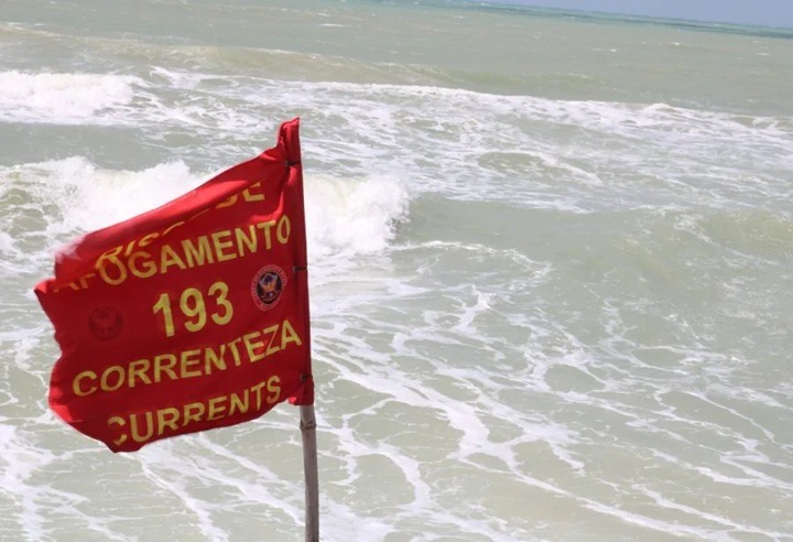 Bombeiros resgatam três banhistas no litoral de Natal