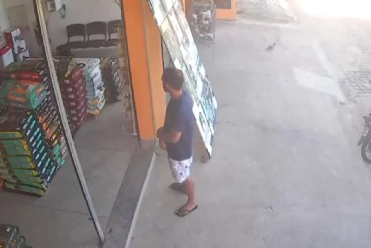 Homem é detido por populares após furtar passarinho em loja de rações na Grande Natal