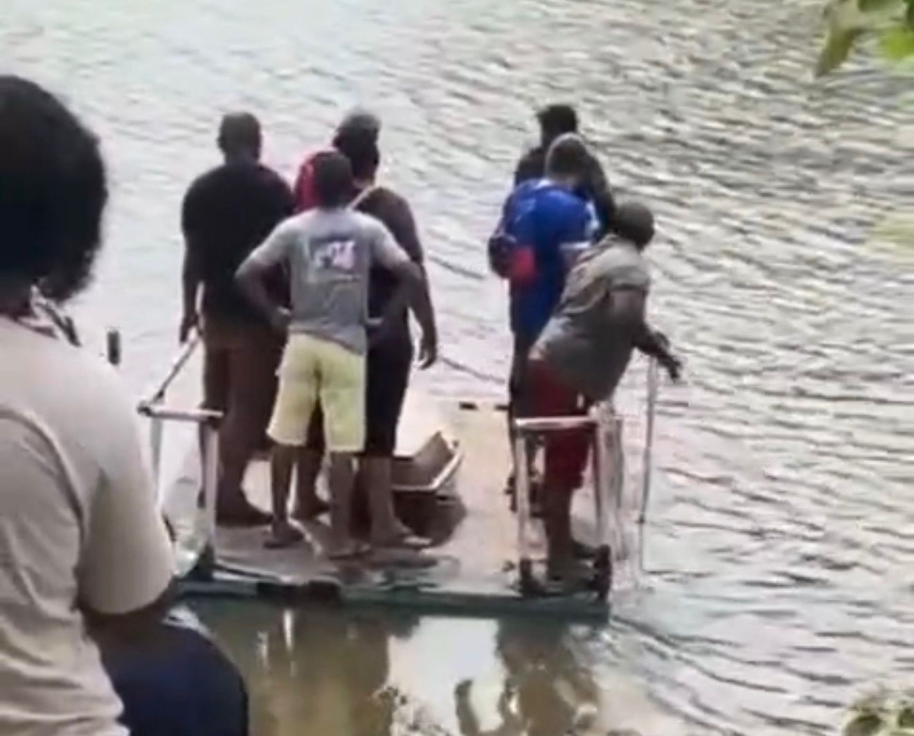Família atravessa área alagada com caixão em balsa improvisada no interior do RN; veja vídeo