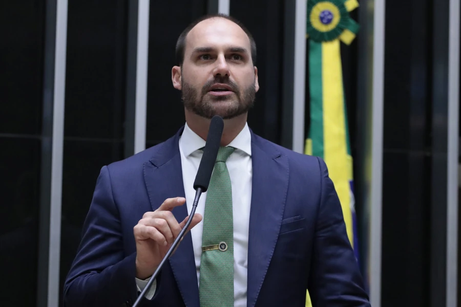 Moraes vota para condenar Eduardo Bolsonaro por difamação